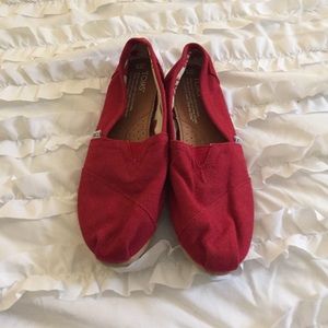 Red TOMS size 6