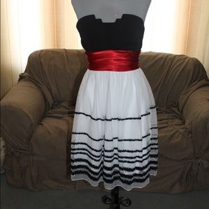 Black and white strapless dress size L