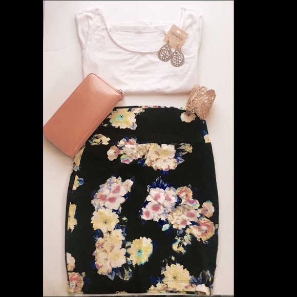 Decree Dresses & Skirts - 🏡📦MOVING SALE❗️ Floral Bandage Skirt
