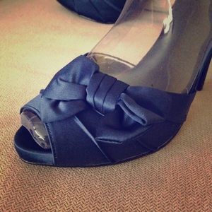 Adorable navy heels. Never worn!