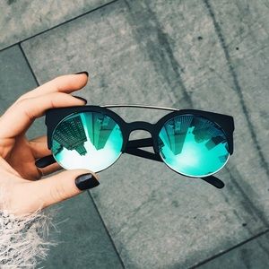 Quay Mirrored Sunglasess