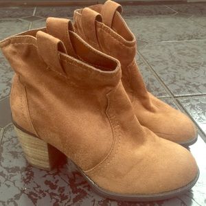 Faux suede super cute Express booties!