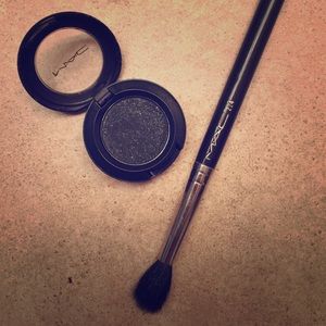 MAC Black Tied [Velvet] Eye Shadow
