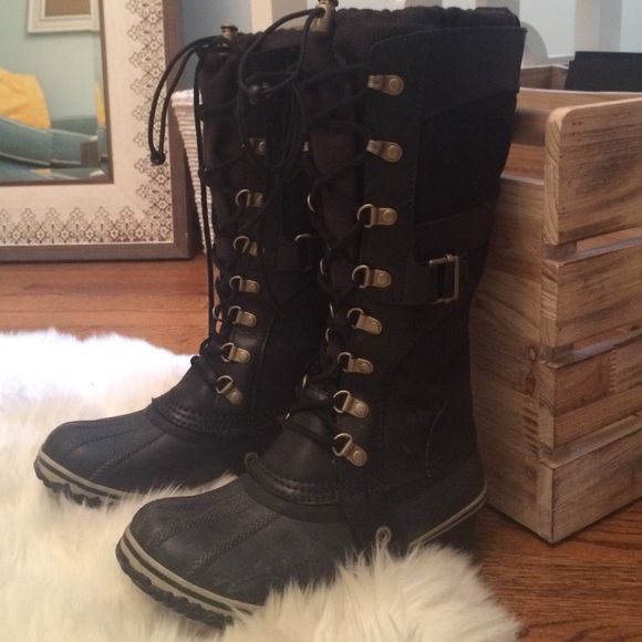 Adorable black size 6 SOREL boots.