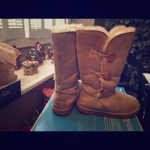 Mocha brown Bailey buttons uggs