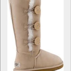 Bailey Button up Sand Uggs size 6