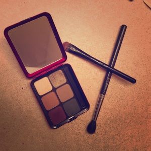 MAC Intriguing Scarlet: 6 Warm Eyes Red Collection