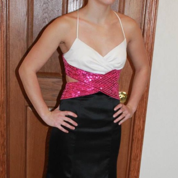 Simple and fun formal gown - Picture 2 of 4