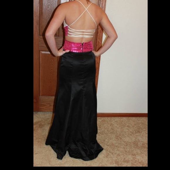 Simple and fun formal gown - Picture 3 of 4