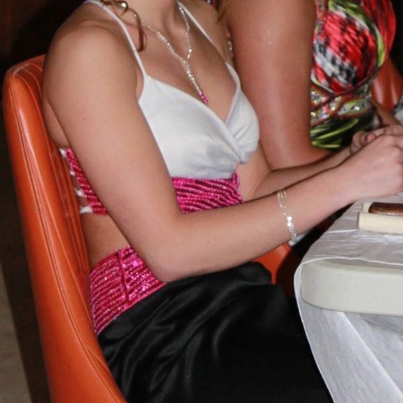 Simple and fun formal gown - Picture 4 of 4