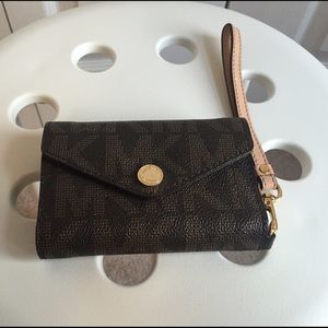 Michael Kors iPhone 4 cellphone wristlet