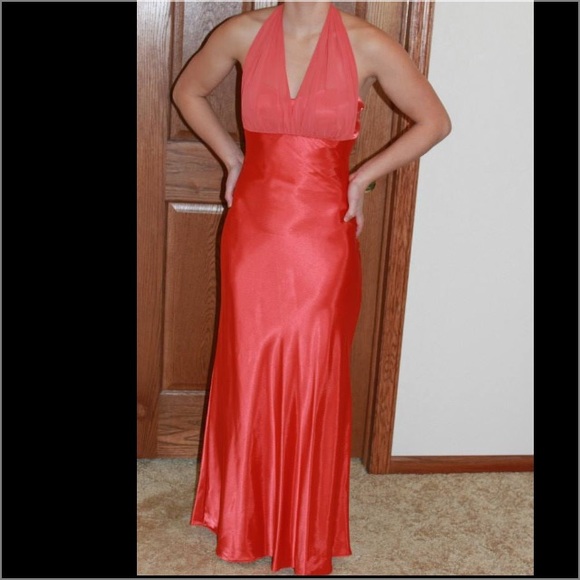 Formal gown - Picture 1 of 4