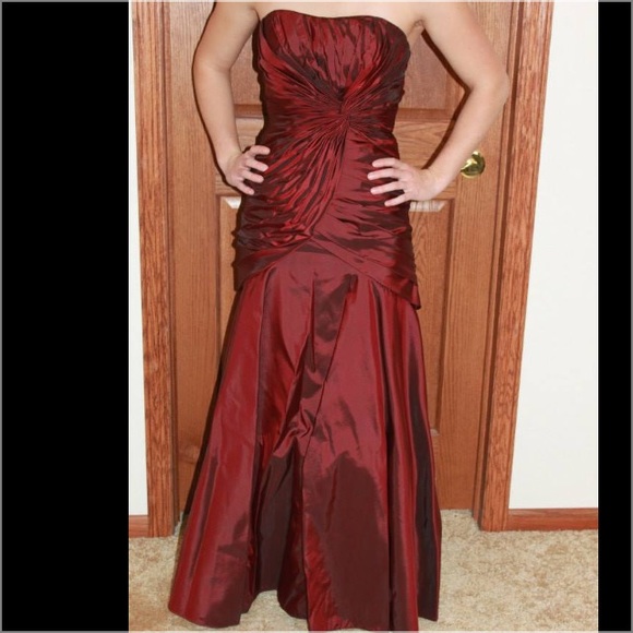 Multiple sizes available! Formal gown - Picture 1 of 4