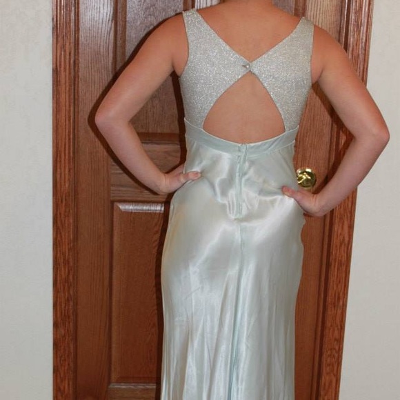 Formal gown - Picture 3 of 3