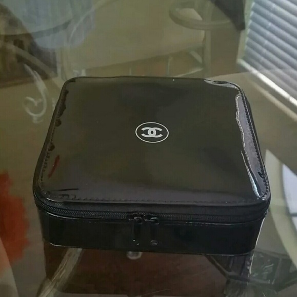 🎉Only 1 Left 🎉 Chanel hard case makeup bag - Picture 2 of 4