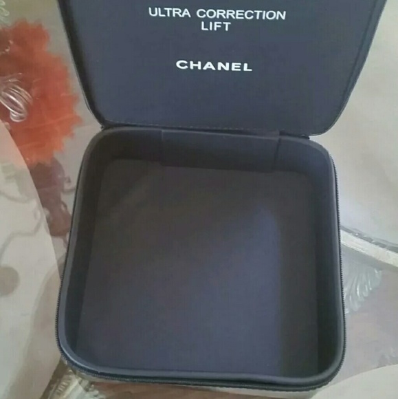 🎉Only 1 Left 🎉 Chanel hard case makeup bag - Picture 4 of 4
