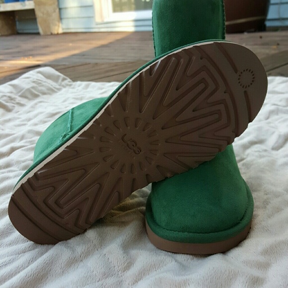 💕SOLD💕NWOT Authentic Classic Short Ugg Boots - Picture 2 of 4