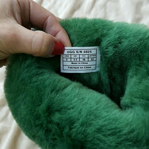 💕SOLD💕NWOT Authentic Classic Short Ugg Boots - Picture 3 of 4