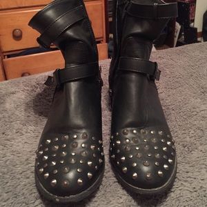 Short ankle boots