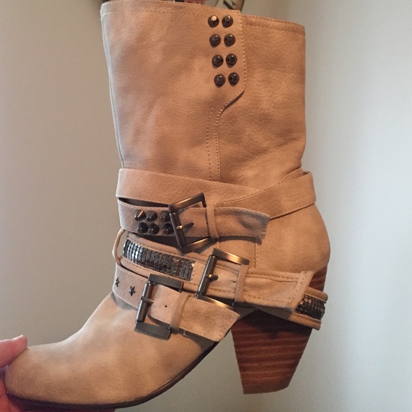 Cute buckle boots!