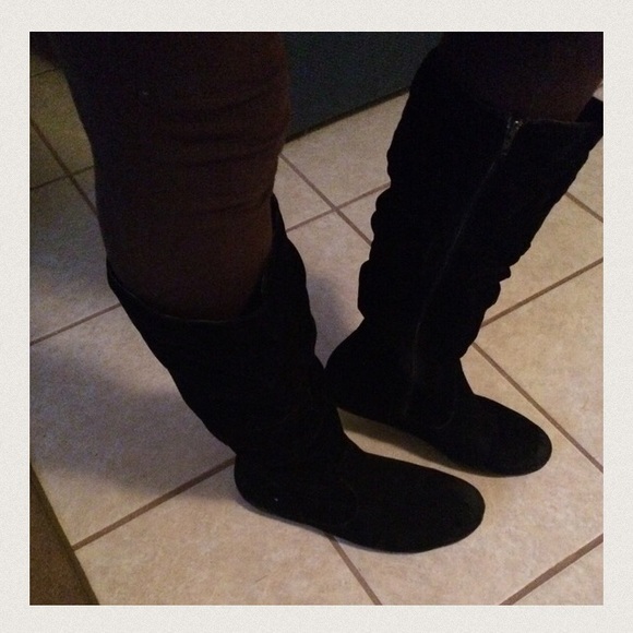 Suade black boots .