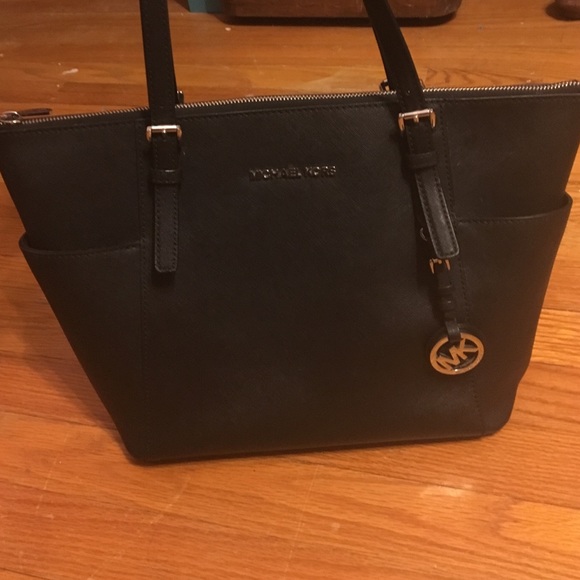 Michael Kors Handbags - Michael Kors Jet Set Medium Tote