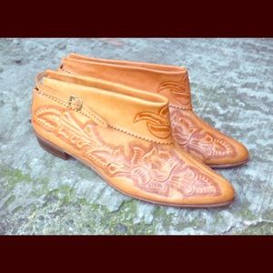 🚫SOLD🚫Vintage Hand-Tooled Ankle booties - sz 7