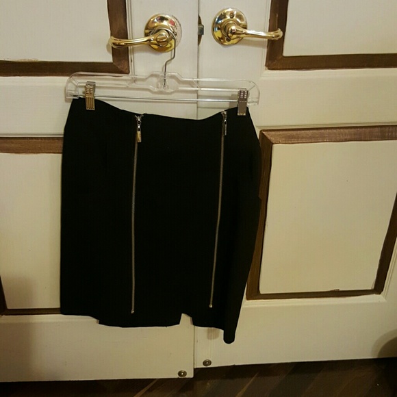 Blk skirt like new with 2 zipper design.