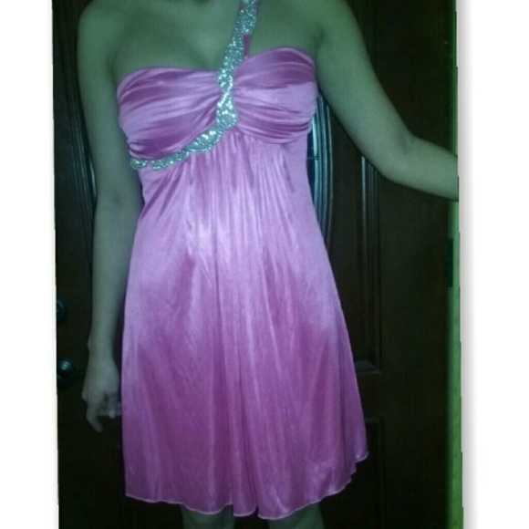 Short pink dress & one shoulder ! 🎀