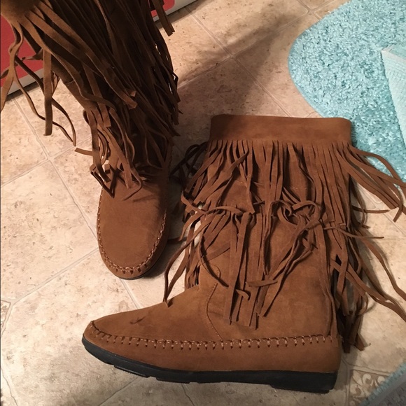 Fringe moccasin boots
