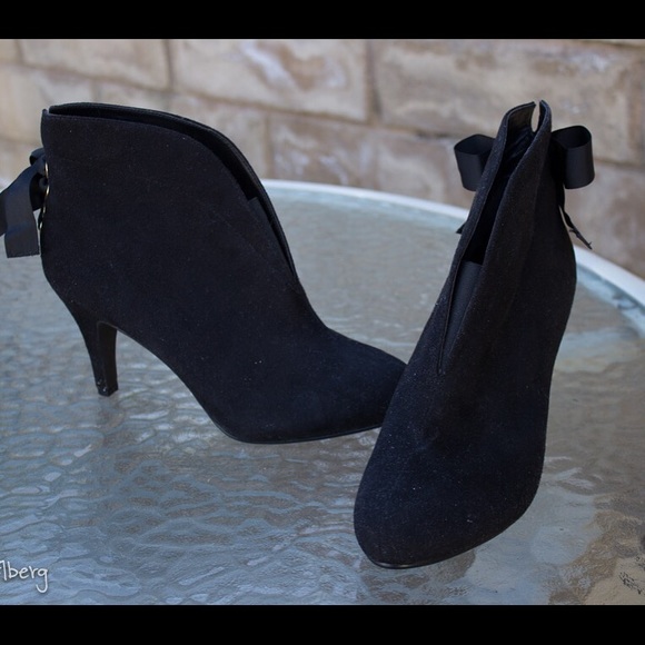 Black heeled boots 10