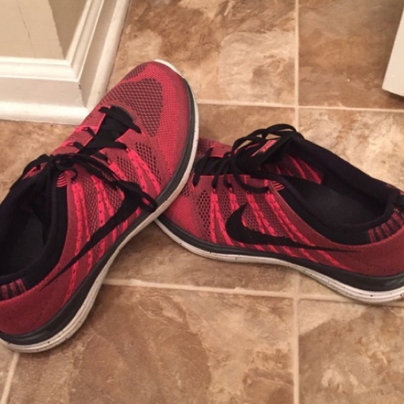 Pink & black size 11 men's Nikes perfect condition