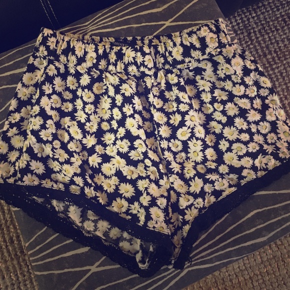 Daisy shorts - Picture 1 of 3