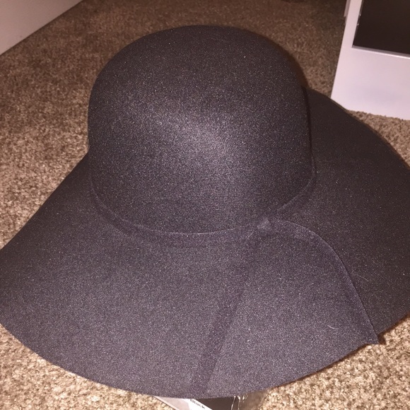 Black floppy hat.   BRAND NEW