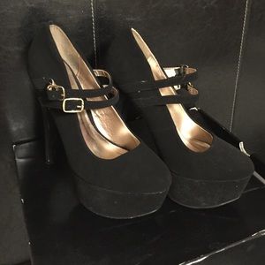 Black pumps