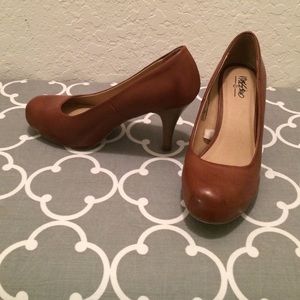 Mossimo brand heels size 6 1/2, brown.