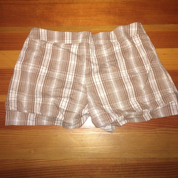 Short shorts - Picture 2 of 3