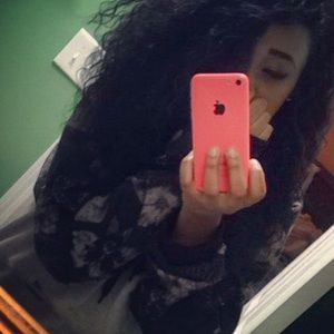 Meet your Posher, Adrianne