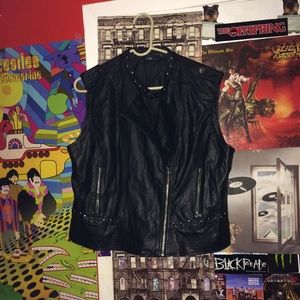(P)Leather vest w/ studs