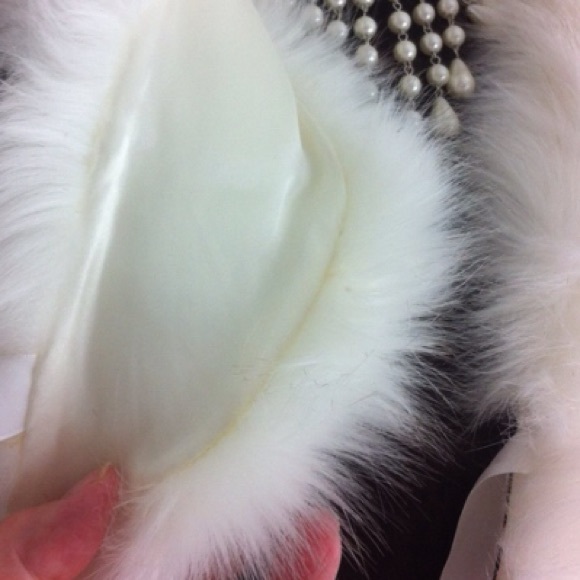 White faux fur neck warmer - Restocked - Picture 3 of 4