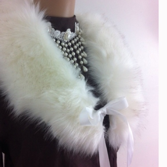 White faux fur neck warmer - Restocked - Picture 2 of 4