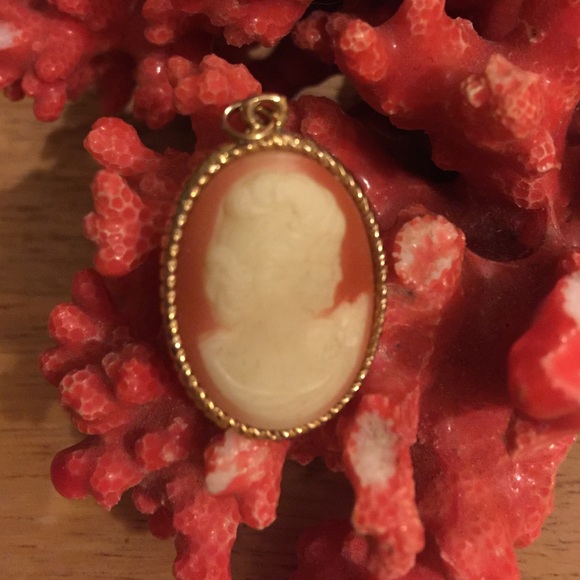 Vintage lucite Sarah Cov cameo pendent