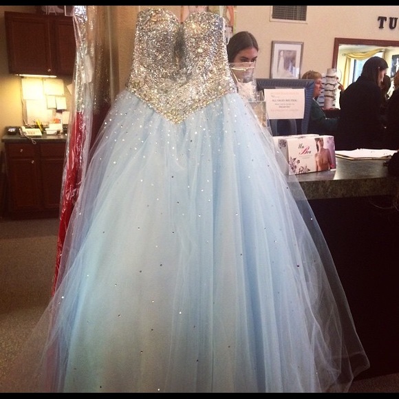 Prom dress - Picture 2 of 4