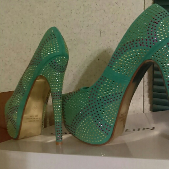 Super cute Green studded gold bottoms