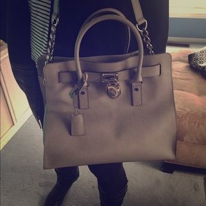 Michael kors pocket book