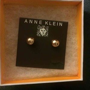 New Anne Klein good pearl earrings