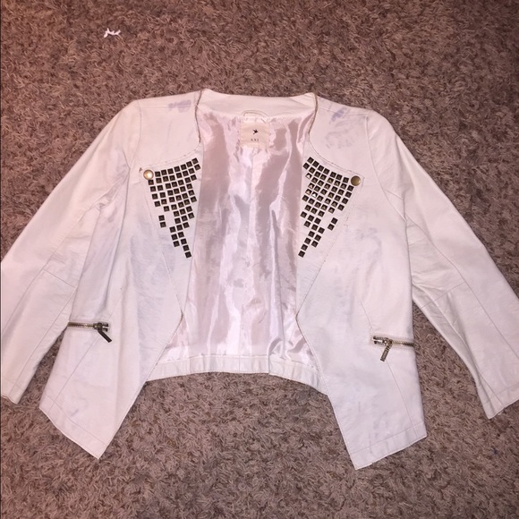 Sz S. Never worn . Too small for me.