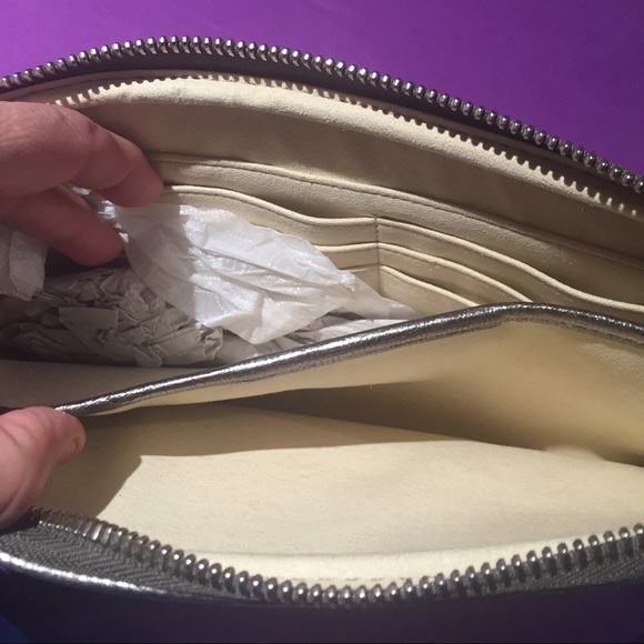 Authentic Michael Kors clutch - Picture 2 of 4