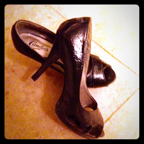 Black peep toe pump