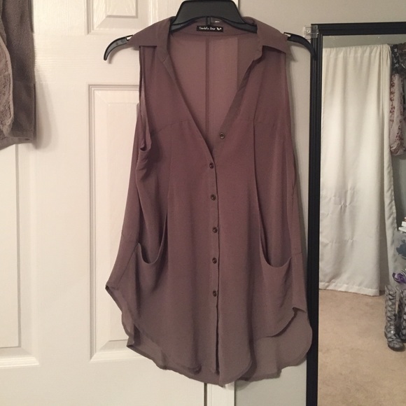 Sleeveless button up